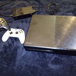 XBOX ONE 500gb w/ 2 Controllers 