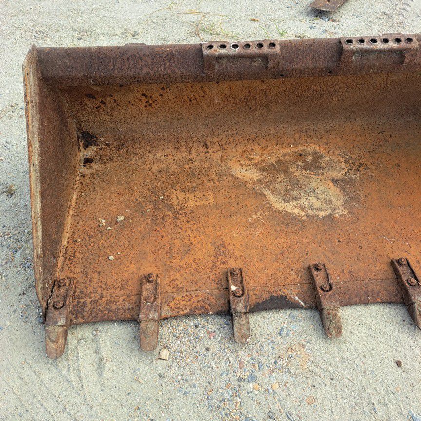 Bobcat bucket used in excellent condition