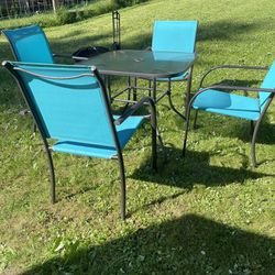 nice, patio set, four chairs and a square table, in good condition!