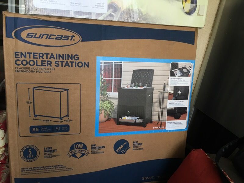 Suncast entertaining Cooler station