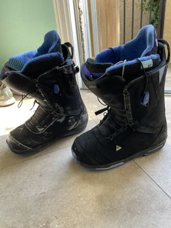 Snowboard boots