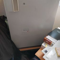 Small Refrigerator For Bedroom 