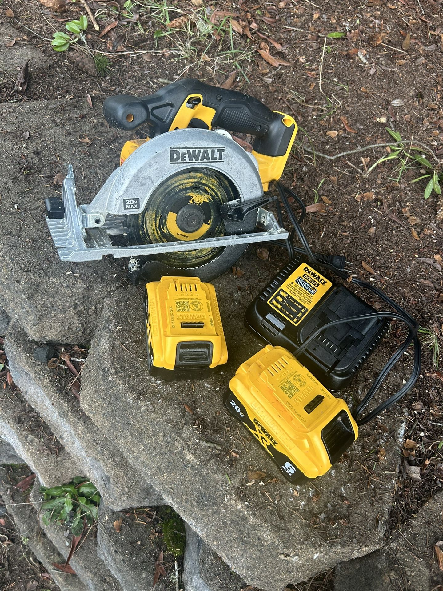 Dewalt Circular Saw 2 Batteries And Charger