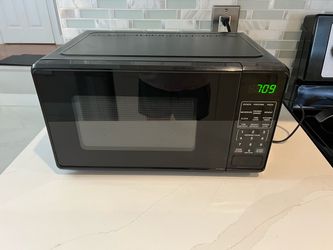 Mainstays 0.7 cu ft Countertop Microwave Oven, 700 W, Black