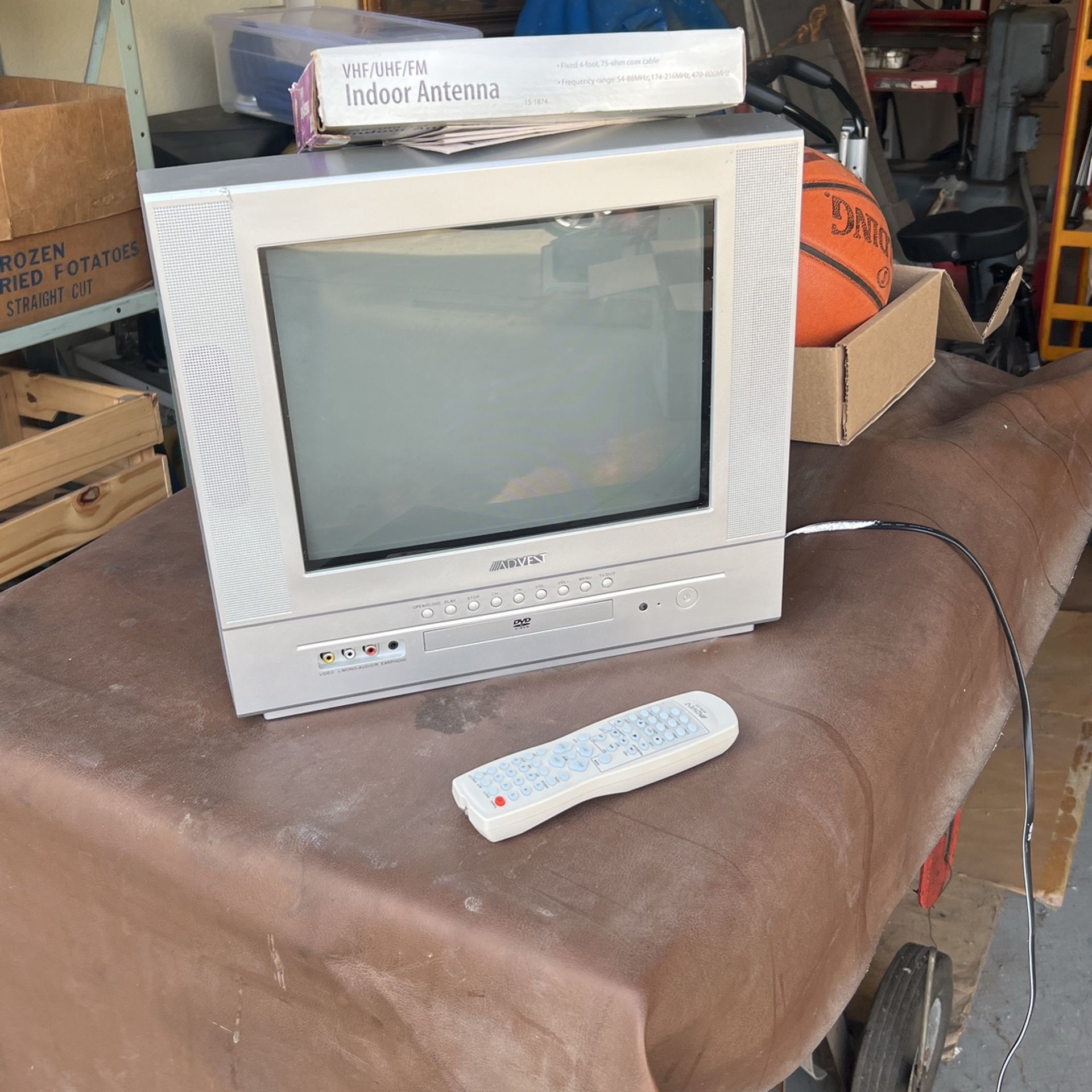 Advent TV Model 1418A w/antenna