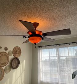 Ceiling fan with light/Ventilador de techo con luz