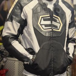 Preowned Shift Moto Motorcycle Jacket is in functional & good.condition. Men’s size M . Made of leather and canvas material on the outer shell, in a s