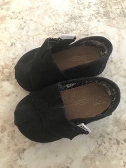 Baby TOMS shoes new condition size 4 unisex