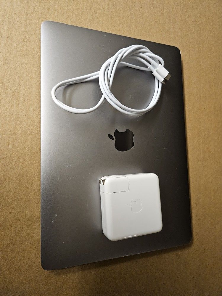 Apple Macbook Pro i5 8gb Ram 256gb SSD Drive 13" Screen 2019