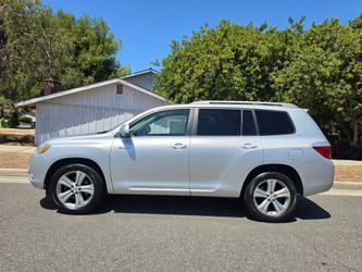 Must See 2008 AWD Toyota  w/ 3rd Row Seat/Backup-camera/ Navigation/Bluetooth/ Sunroof Highlander