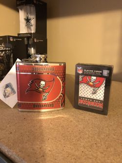 Tampa Bay Buccaneers 6 oz stainless steel flask and playing cards