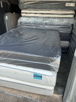Queen size mattress and box spring