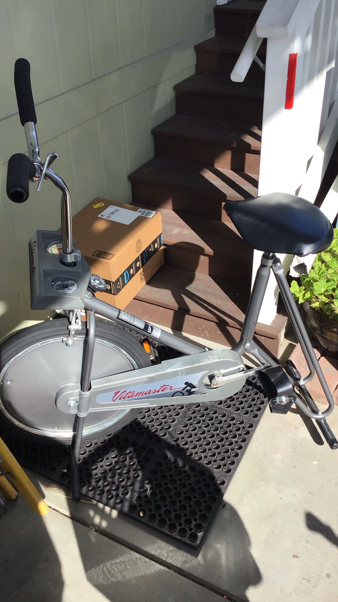 This Exercise bicycle, good condition with a caliper tension control that means to make it harder or easier to pedal silver. Is the color a sea Exerci