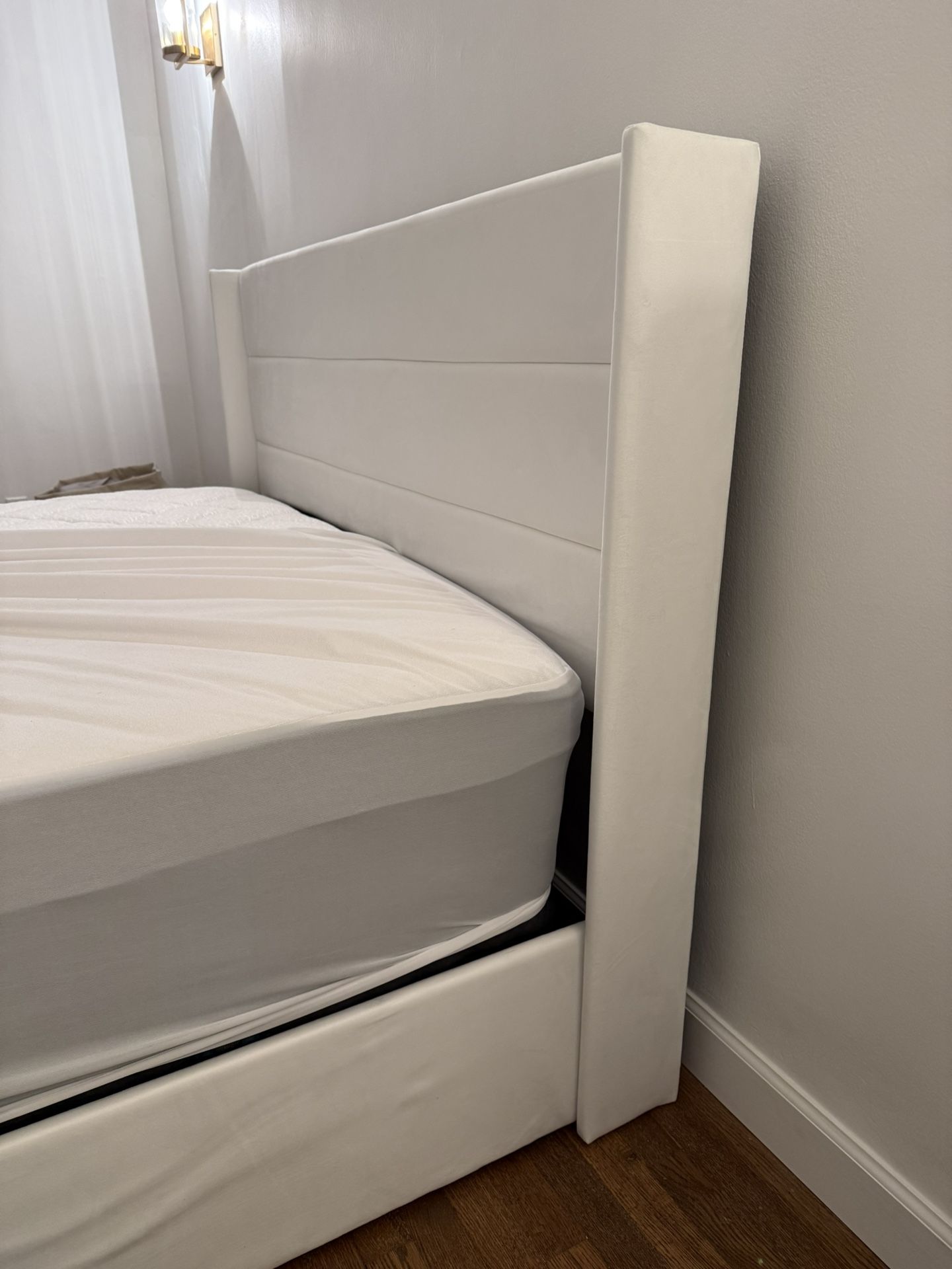 Queens Size Lift Up Storage And Mattress