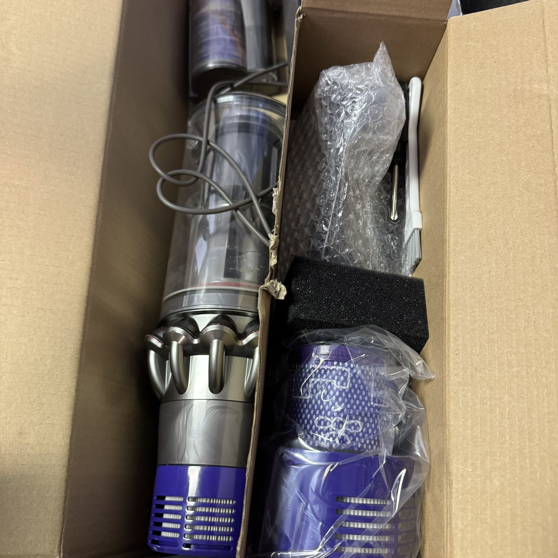 Dyson Cyclone V10 Total Clean+ Comes with NEW Battery and accessories