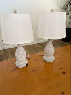 2 white lamps