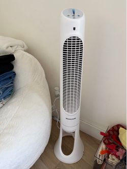 Honeywell QuietSet 40"H 5 Speed Oscillating Tower Fan with Remote - Pristine Conditions