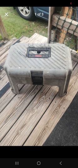 Rubbermaid Roughneck Step Stool Tool Box