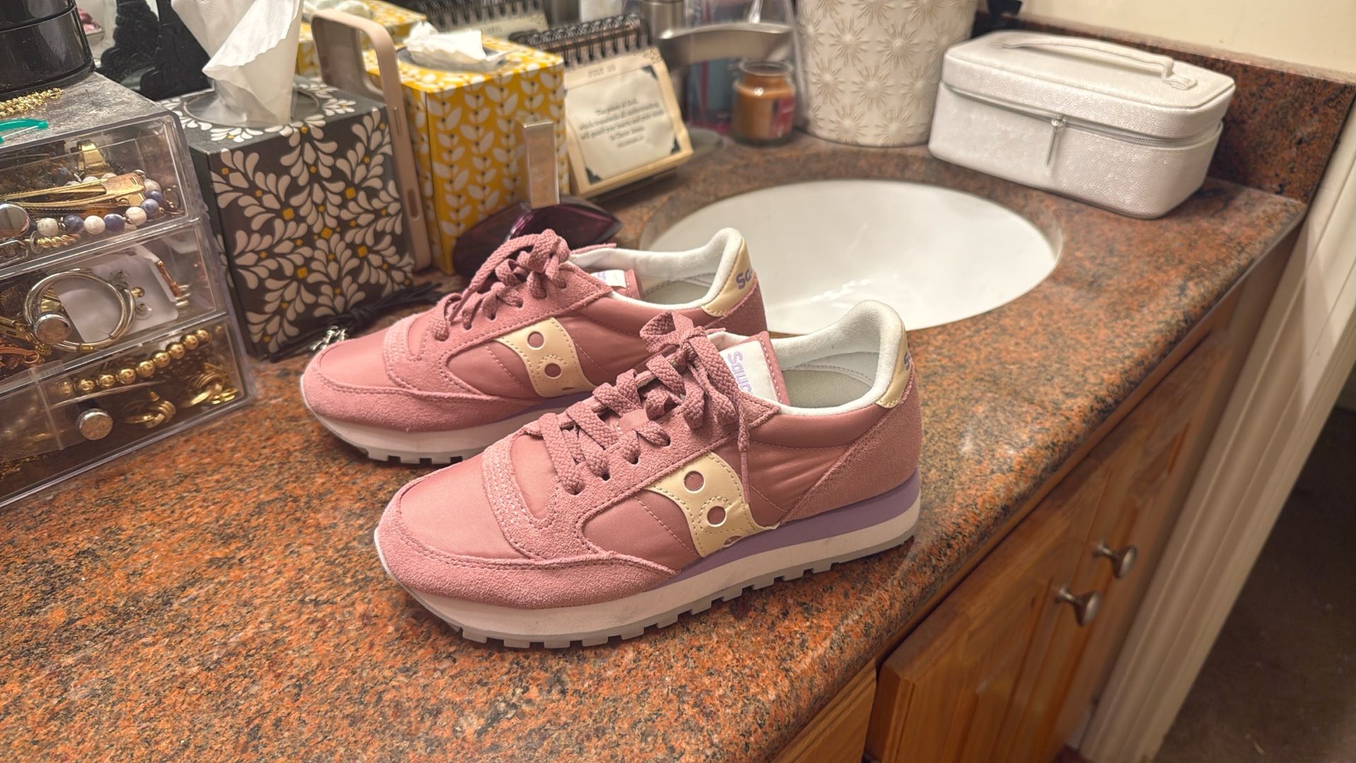 Brand New Women’s Size 6 Saucony JAZZ Sneakers