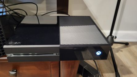 Xbox One 500gb Kinect,  2 Controllers, 3 Games