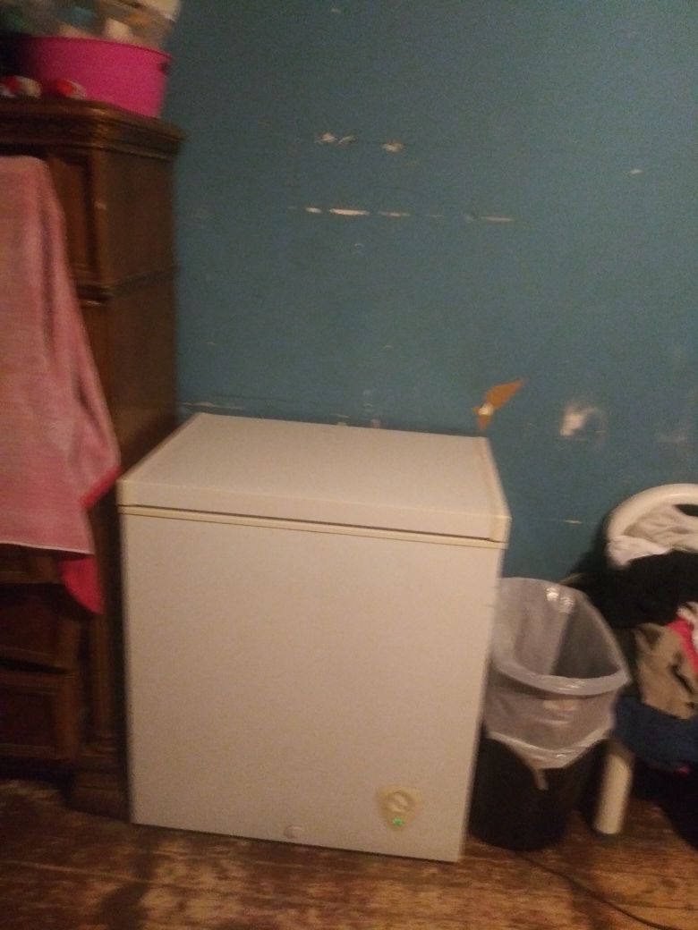 Freezer 125 kitchen sink 50 must pick up in Brownsville ASAP