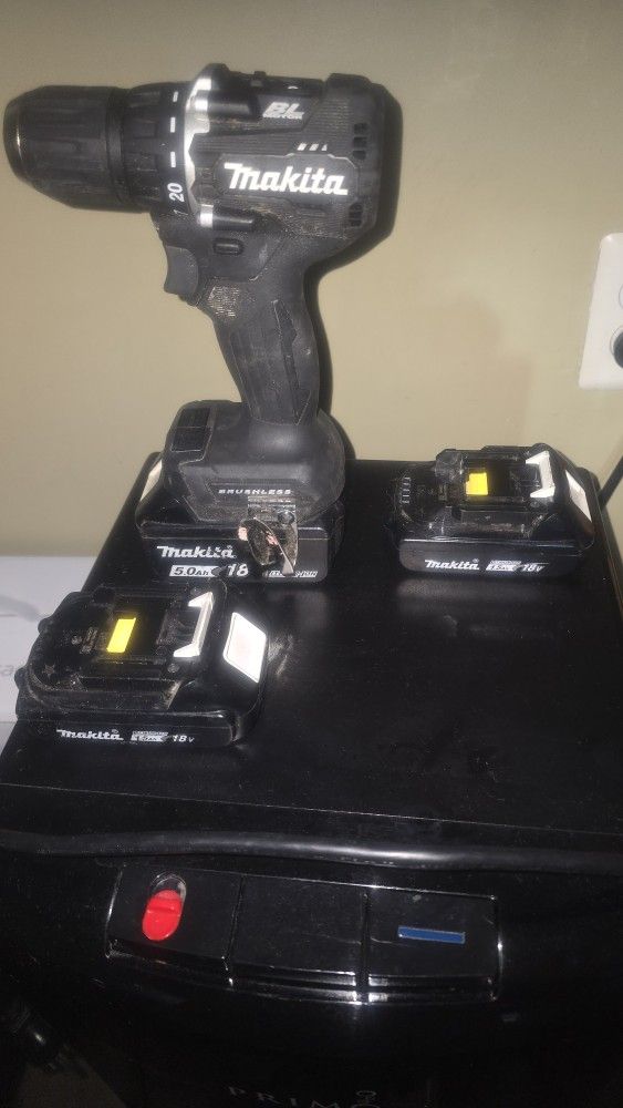 Makita Drill With 4 Batteries & Charger