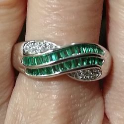 Very Lovely 🆕 Sterling Silver 💚 Green & 🤍 White Sapphire Ring! 💍