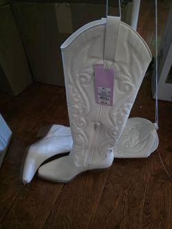Wild Fable  6 1/2 women white boot