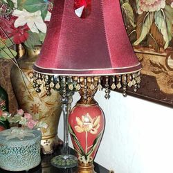 VINTAGE HAND PAINTED FLORAL FLOWER ORIENTAL BEADED FRINGE RUBY RED BURGUNDY CRYSTAL LAMP SHADE BASE