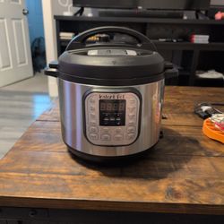 Instant Pot-6quart with accessories 