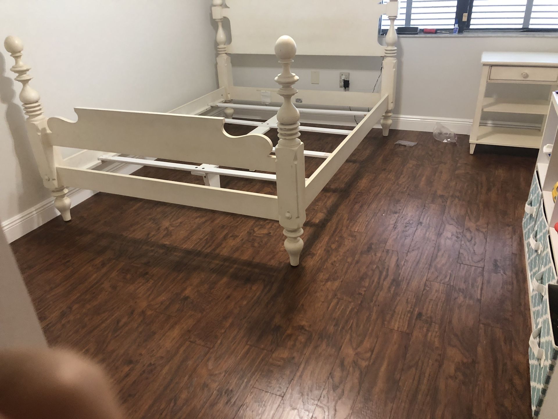 Ethan Allen Quincy QUEEN size bed in vintage white for Sale in Davie