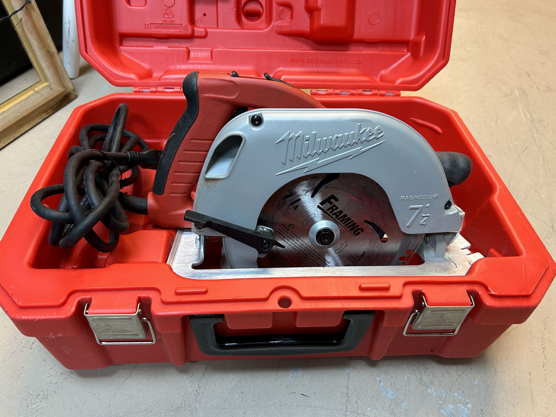Milwaukee Professional Circular Saw