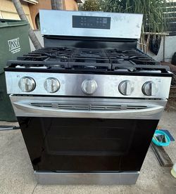 LG 30in GAS RANGE (5 burners)/ WHIRLPOOL 30IN LOW PROFILE MICROWAVE