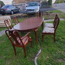 Beautiful Oval Table With 6 Beautiful Chairs 