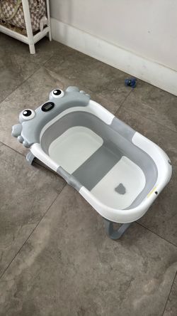 Portable baby bath with infant insert