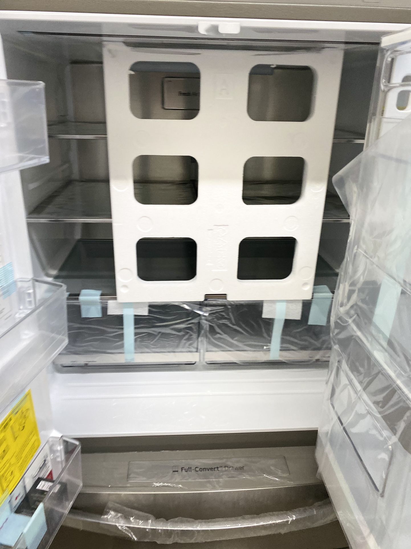 NEW ! 29.5 CU FT LG 4 DOOR REFRIGERATOR IN STAINLESS STEEL WITH ICE/WATER DISPENSER & SHOW CASE DOOR