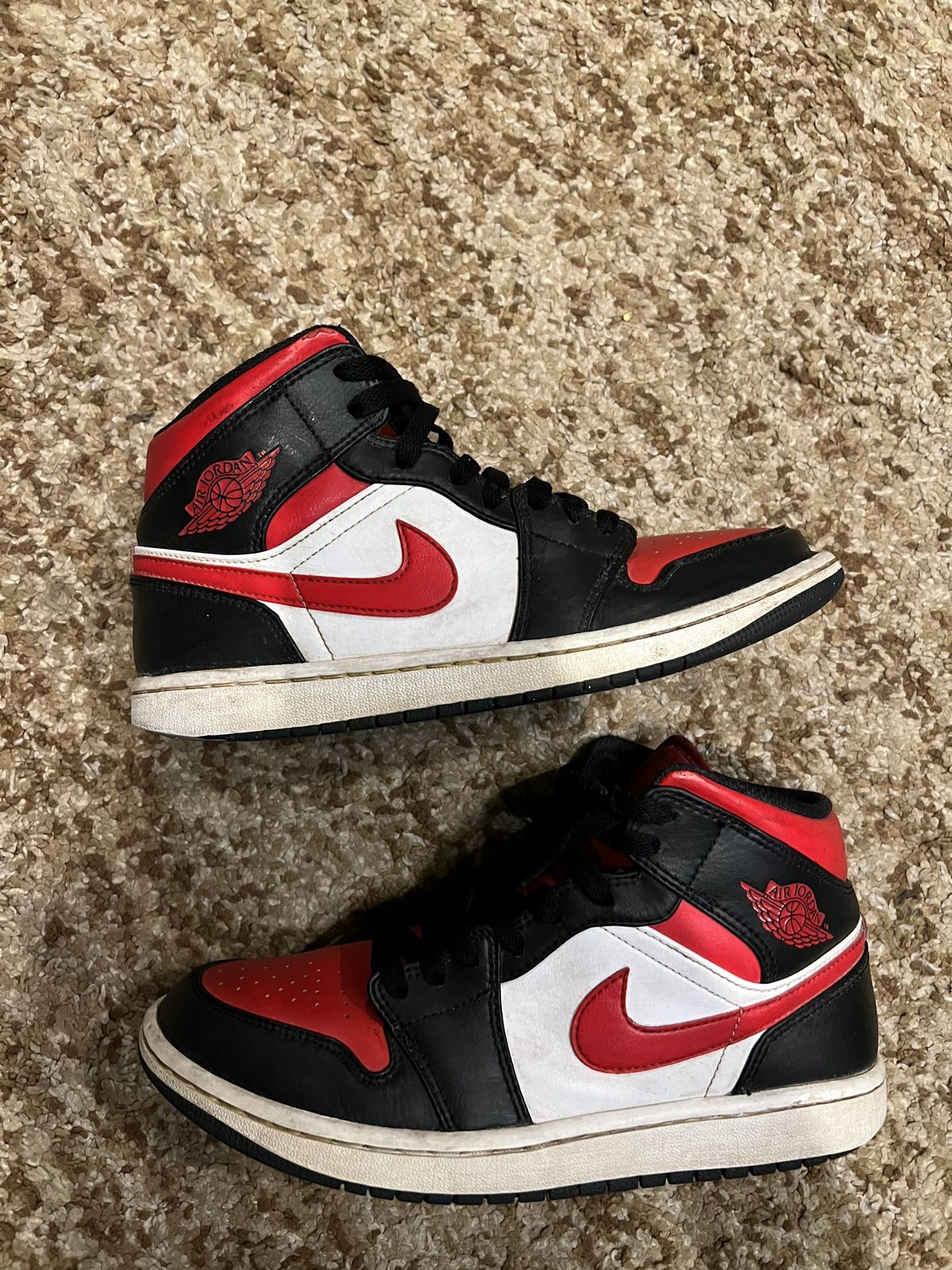 Black And Red Jordan’s Size 8 Big Boys Size