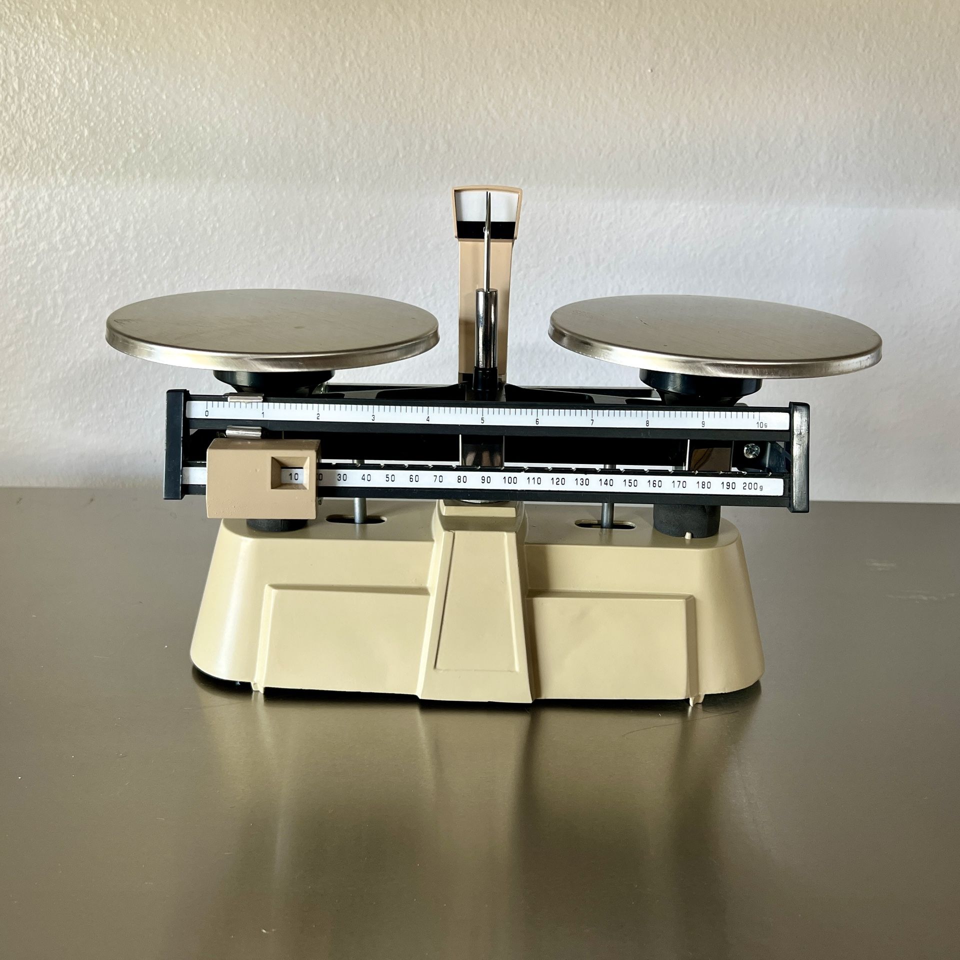 Double Pan Balance, 2000 g Capacity And Calibration Weights