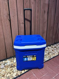Igloo Latitude 60qt Rolling Cooler With Retractable Handle