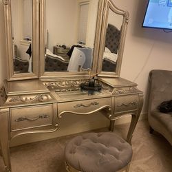 Zarina Vanity And Chair Set 