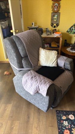 Recliner for elderly person
