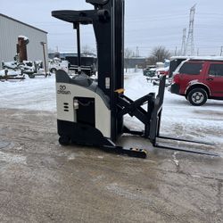 For sale a crown RR5725-35 reach forklift.107/240 tsu mast,36v battery,2342 drive hours,2017 year. It is in good working condition.