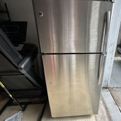 GE 21.9 Cu. Ft. Top-Freezer Refrigerator