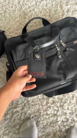 Large bag with lots of compartments brand tumi