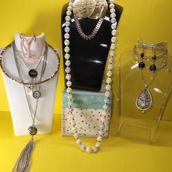  #1563 GORGEOUS  LOT  VINTAGE  COLLECTION , GREAT CONDITION. 
