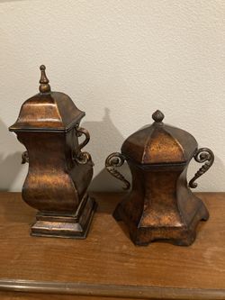 Set of 2 Vintage decorative Copper Color Rustic Metal Urn lidded Vase/ ginger jar with a removable lid.
