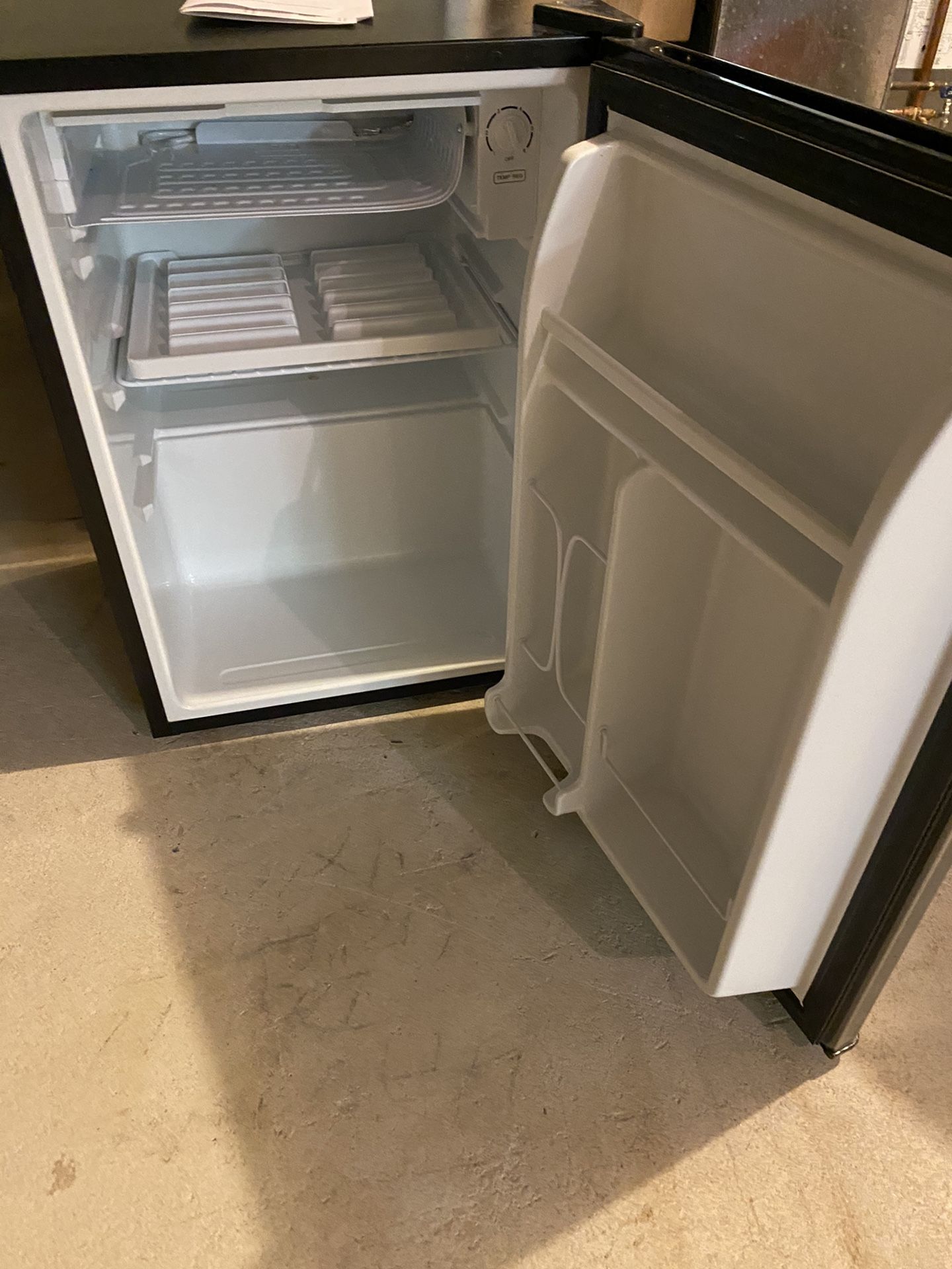 Like New MiniFridge Emerson CR280 2.8 cub for Sale in Springfield