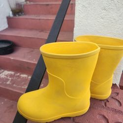 Kids Yello Rainboots Size 9-10
