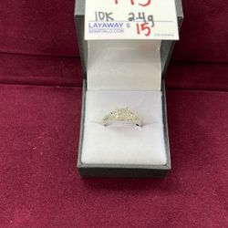 10K White Gold Ring Size8.5 : 2.4 Grams 