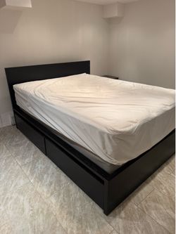 Queen size black bed 4 drawers